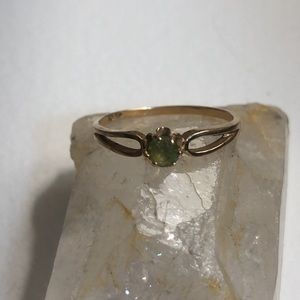 10k gold ring, peridot gemstone, size 6